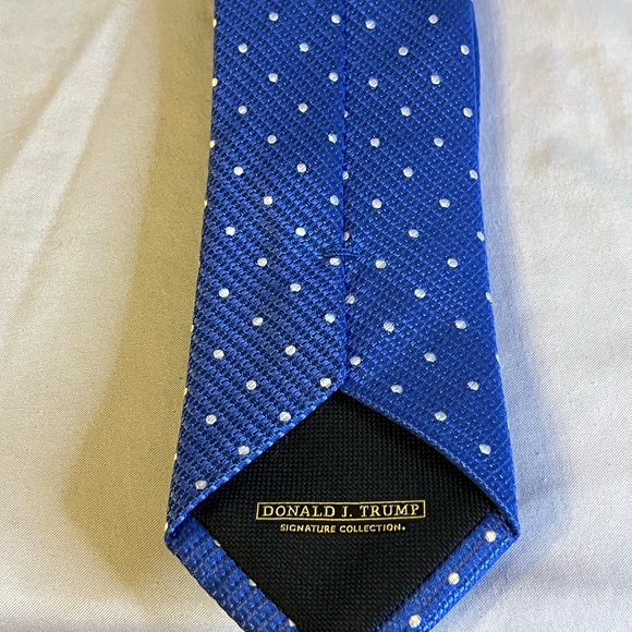 Donald J. Trump Signature collection Blue Polka Dot Tie - Picture 1 of 2